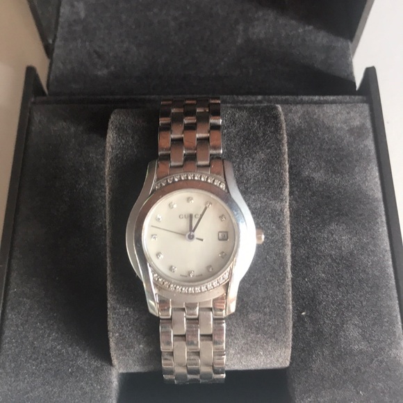 AUTHENTIC **Women's Gucci Diamond Watch** - Picture 3 of 3